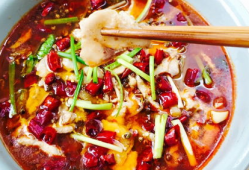 水煮鱼的做法视频,麻辣鲜香，口感层次丰富，家庭必备经典川菜